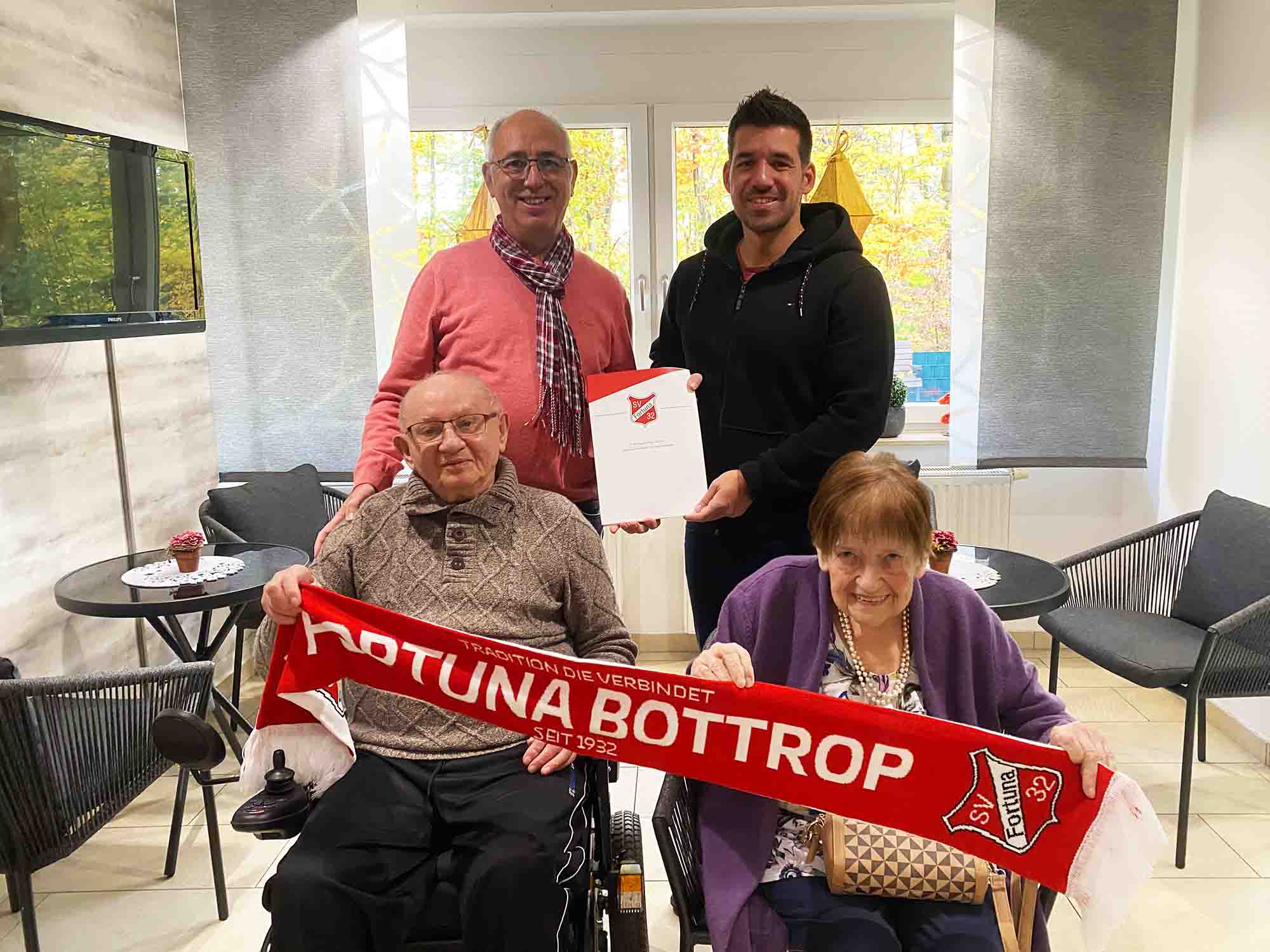 Obere Reihe: Hartmut Skrok (Einrichtungsleiter), Henning Ritter (2. Vorsitzender des SV Fortuna), untere Reihe: Horst Bessert (Beiratsmitglied und ehemaliger Spieler des SV Fortuna), Hannelore Weidkamp (1. Vorsitzende des Bewohnerbeirats)